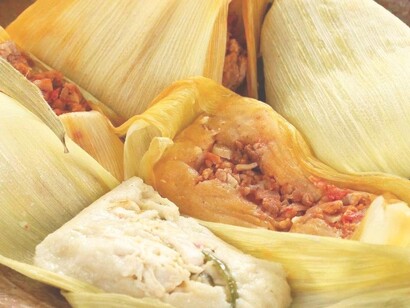 Tamales rellenos de diversos guisos típicos, México