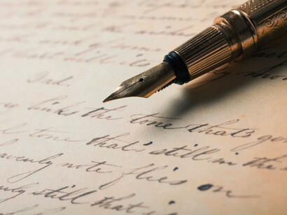 Lo scrittore principalmente non si preoccupa di scrivere per gli altri, ma sperimenta le infinite parti di sé