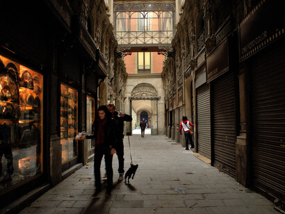 Las calles, que apenas hace unos años rebosaban de carteristas, trileros y busconas, mostraban, en el momento de escribir este encargo, policías y vigilantes perfectamente uniformados que cuidaban escaparates de joyerías, tiendas de souvenirs y lujosos restaurantes, El Call, Barcelona, España