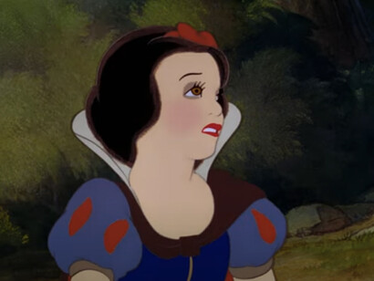 Blancanieves tiene catorce años; es decir, está en plena pubertad. Y por muy espectacular que pudiera tener la piel, sería imposible que la tuviera prístina