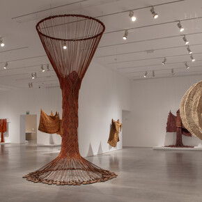 Aurèlia Muñoz, Entes, vista de exhibición. Cortesía del Museo Nacional Centro de Arte Reina Sofía