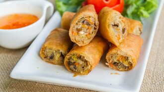 Golden-brown lunpia served with dipping sauce, symbolising the lasting legacy of Semarang's traditional cuisine