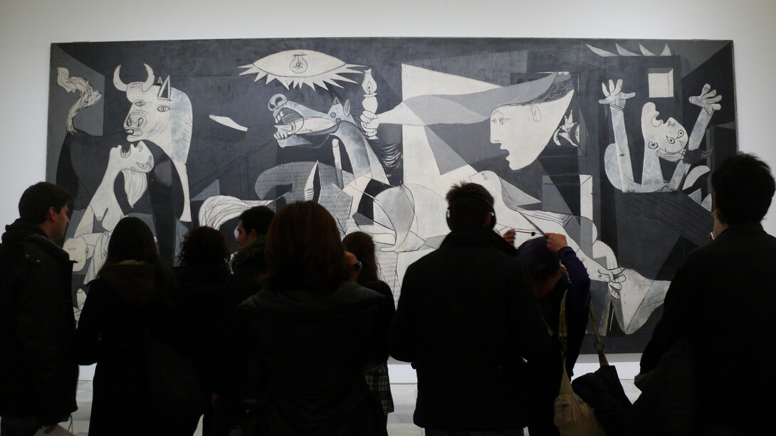 Visitatori del Museo Nacional Centro de Arte Reina Sofía osservano la "Guernica" di Picasso, Madrid, Spagna. 
È una continua Guernica, la forza. Stare in questa guerra mentre provi a dipingere armonia