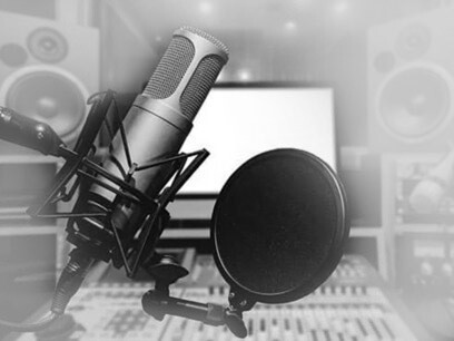 Muchos profesionales del micrófono (locución) dicen que para ser un buen locutor se necesitan tres cualidades básicas: voz, ser actor y músico