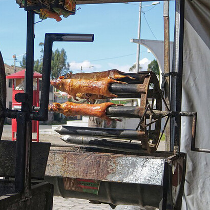 Preparado al horno, el cuy resalta su carne suave y jugosa, ideal para acompañar con papas y rocoto molido