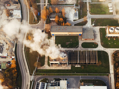 Messi alle strette dalla pressione ad agire, molti Stati e molte aziende hanno iniziato a sottoscrivere degli impegni per il clima