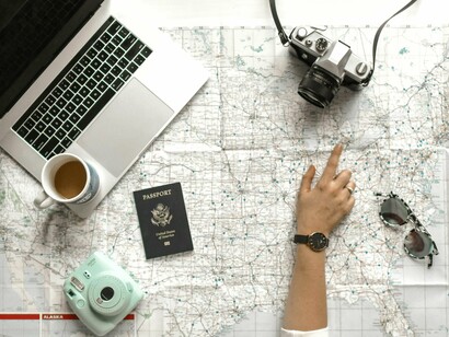 Mulher planeja sua próxima viagem.  Sem um planejamento adequado, é difícil aproveitar a viagem, seja ela para uma cidade vizinha ou para outro país. O planejamento vai além das datas de viagem, custos e logística