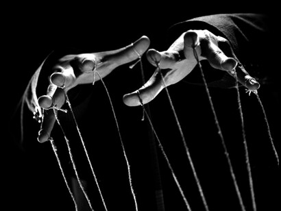 Manipulación: acercamiento a las manos de un titiritero