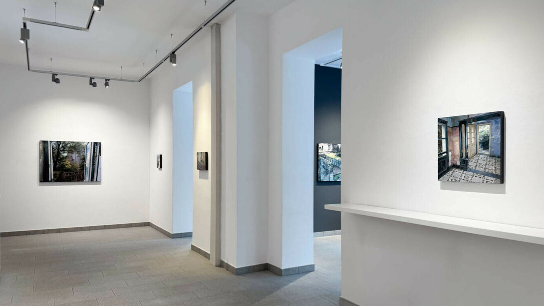 Matteo Massagrande, Soglie – Stanze, paesaggi, città, vista della mostra. Cortesia di Punto Sull'Arte