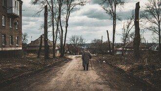 Per gli anziani, la solitudine è come un’ombra che si allunga, facendo apparire le giornate interminabili e prive di scopo 