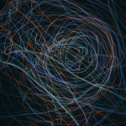 Questo porta a una ridotta capacità di concentrazione, rendendo difficile leggere testi lunghi, approfondire argomenti complessi o mantenere l’attenzione su attività impegnative