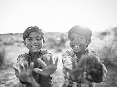 Amigos sorriem para a câmera e mostram os dedos para mostrar quantos anos têm
