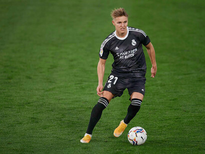 Arrivé à Londres en 2020, l'international norvégien Martin Ødegaard est devenu un élément clé d'Arsenal, surpassant même Mesut Özil dans les mémoires des supporters. À 25 ans, il est désormais capitaine et maître du jeu des Gunners