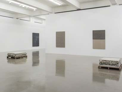 Folds and Faults, Exhibition view. Courtesy of Sprüth Magers
