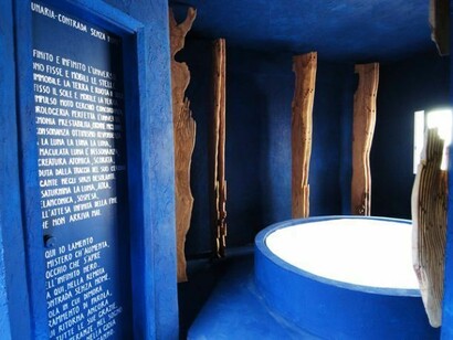La stanza “Lunaria - Contrada senza nome”, realizzata nel 2007 all’albergo Atelier sul mare. La favola teatrale di Vincenzo Consolo narra la storia di un viceré malinconico e della caduta della luna