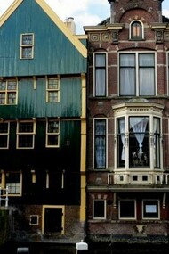Una vista delle costruzioni tipiche di Amsterdam.