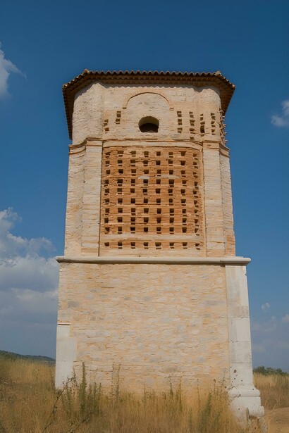 Torre colombaia del XVIII secolo, Buonalbergo, Campania, Italia. Ci si può imbattere in torri quadrate o tonde che possono presentarsi isolate oppure come parte di vecchi edifici o persino come corpi sporgenti di un edificio rurale o come torre che sovrasta l’abitazione