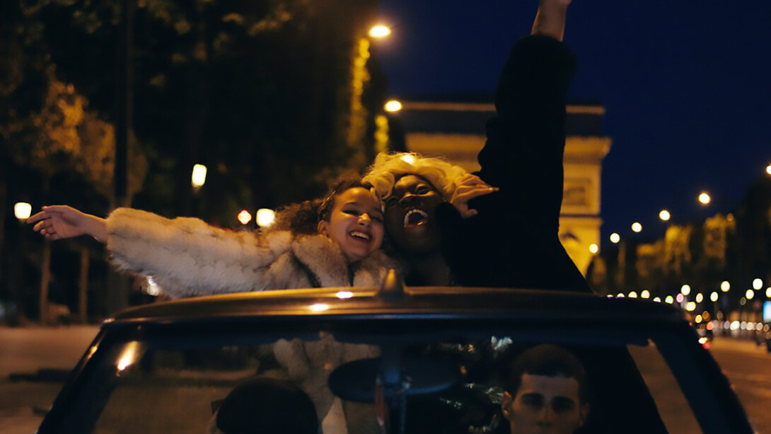 Oulaya Amamra as Dounia and Déborah Lukumuena as Maimouna in Paris