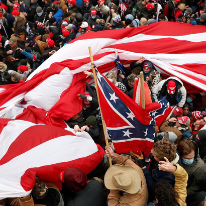 La bandera confederada se convirtió en uno de los símbolos portados por seguidores de Trump durante el asalto al Capitolio