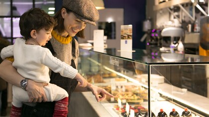 Una madre con su hijo en la pastelería Fonty de Madrid