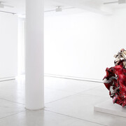 John Chamberlain, vue de l'exposition. Avec l'aimable autorisation de la Galerie Karsten Greve
