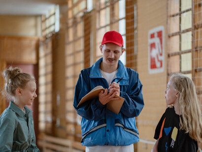 A educação tem um impacto significativo na vida das pessoas, ajudando-as a melhorar sua segurança financeira e saúde