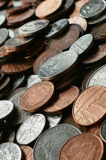 Durante el llamado Siglo de oro, el Imperio español enfrentó desafíos financieros debido al alto gasto de la Corona y una política fiscal y monetaria ineficaz