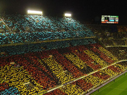 El público forma un mosaico en el estadio de Mestalla, Valencia