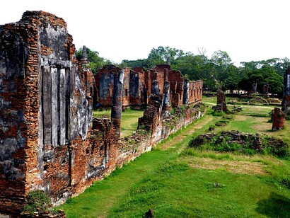 El habitar, incluso cuando parece desvanecido, persiste en formas insospechadas: en los pocos ancianos que resisten, en las casas que abren sus puertas a los visitantes de verano. Vihan en ruinas, Ayutthaya, Tailandia