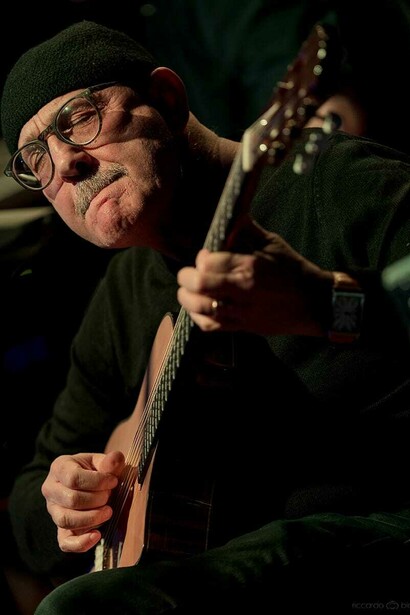 Riccardo Regi: chitarra 12 corde acustica ed elettrica, chitarra elettrica