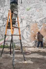 Lo street artist Blu cancella i suoi graffiti dai muri di Bologna