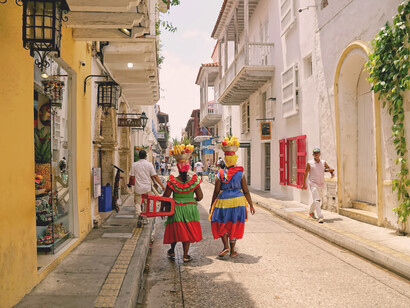 Dos vendedoras ofrecen sus productos por las calles de Cartagena, Colombia