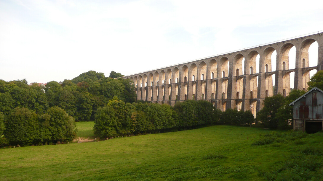 Dressé au-dessus des vallées de Haute-Marne, le viaduc de Chaumont traverse le temps avec la même majesté qu’au début du XXe siècle, lorsque les cartes postales en faisaient déjà un monument d’admiration régionale