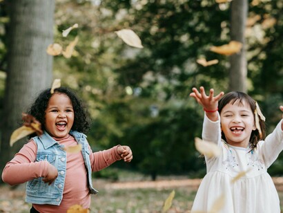 A Dinamarca, um país nórdico, é considerada um país feliz e aplica o conceito "Hora da Classe", onde a empatia é ensinada como uma disciplina obrigatória desde 1993