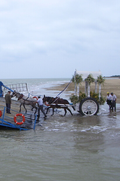 Embarcando un Simpecado en la playa del Coto de Doñana hacia Sanlúcar de Barrameda, camino de vuelta de la romería de El Rocío, Huelva, España
