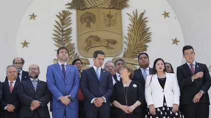 Michelle Bachelet en el centro con Juan Guaidó