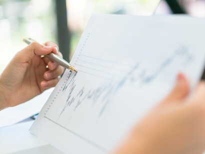 L’inflazione non è sempre negativa: una crescita moderata dei prezzi è considerata segno di un’economia in espansione, mentre la deflazione può portare a recessione e stagnazione