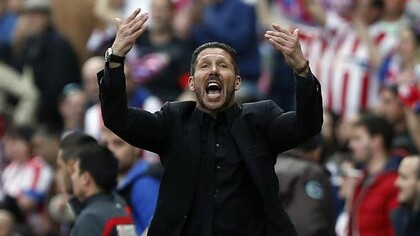 'Cholo' Simeone, en uno de sus típicos gestos arengando a la grada