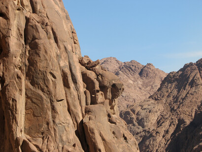 El lugar ofrece una combinación de significado espiritual, rica historia y belleza natural que atrae a peregrinos, excursionistas y turistas. Monte Sinaí, Egipto