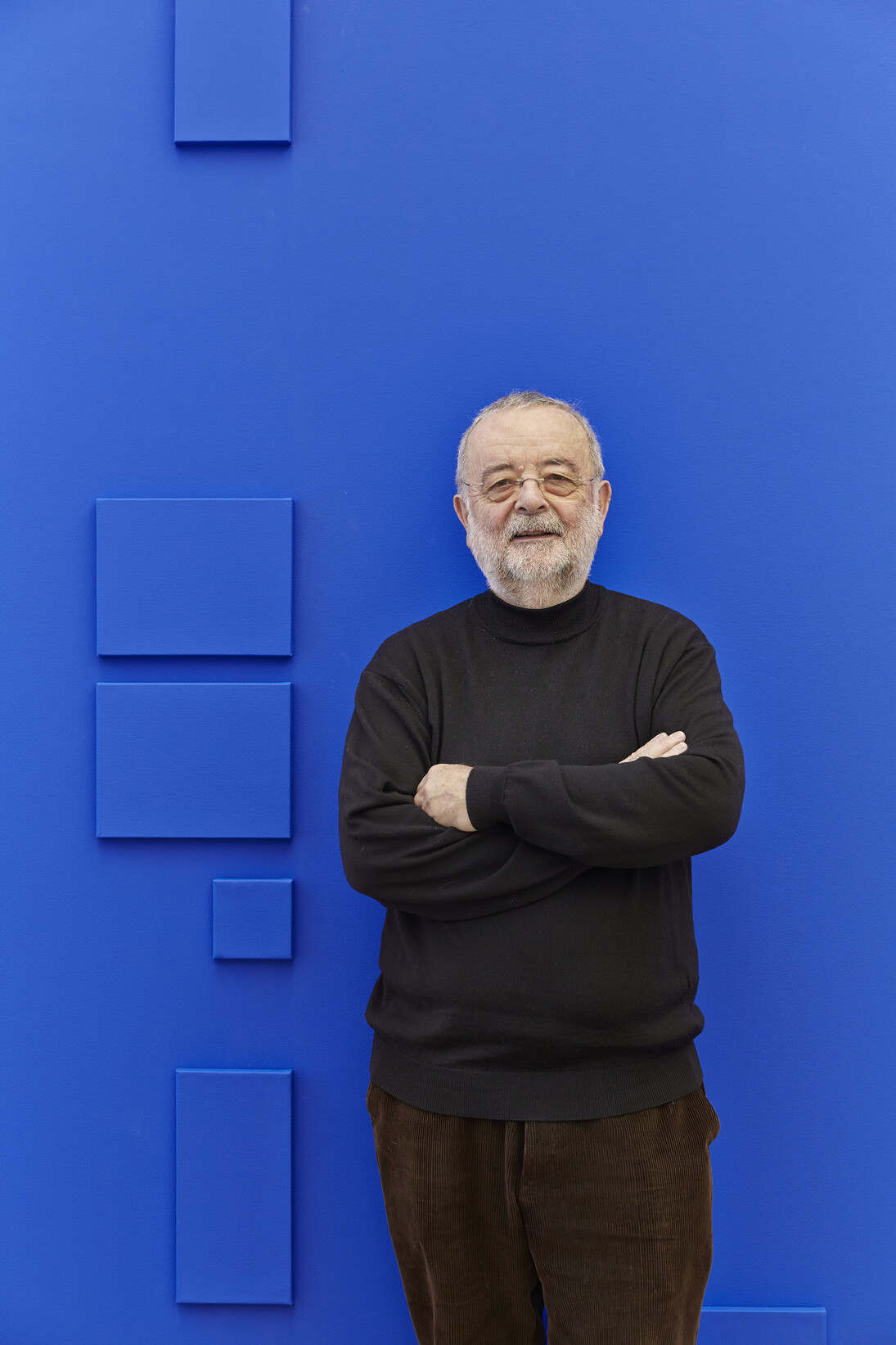 Portrait of Claude Rutault taken in front of “a saturday morning on the grande jatte or at port-en-bessin”, 2010, during his exhibition at Galerie Perrotin, New York, November 20, 2014 – January 3, 2015. Photo: Yachin Parham, Courtesy Galerie Perrotin