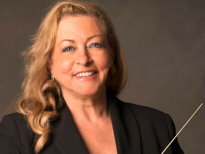 Giselle Ben Dor, uruguayischer Herkunft, preist lateinamerikanische Musik von ihrem Podium aus