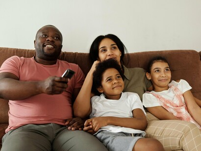 Outra grande proximidade entre ambas as culturas é a similaridade entre a teledramaturgia brasileira e portuguesa, onde vemos uma mistura entre drama, comédia e tendo uma velocidade de desenrolar das tramas muito parecidas. Além de que, temos uma paixão muito parecida por reality shows. Tanto é assim que uma grande brasileira cresceu muito em terras lusitanas. É o caso da Bruna Gomes, influencer e Youtuber