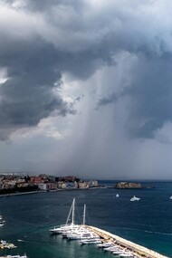 Dalla costiera il mare sembra infinito. A Napoli, il golfo lo stringe e non dà quella sensazione di immenso