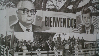 John F. Kennedy y Rómulo Betancourt durante una visita oficial en La Morita, Venezuela, 16 de diciembre de 1961