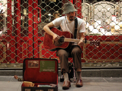 Musico callejero en las calles de Madrid