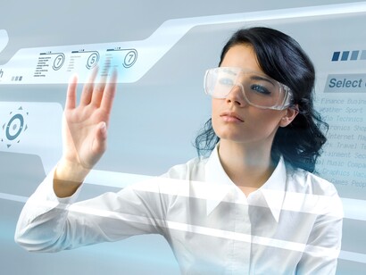 Una mujer investigando