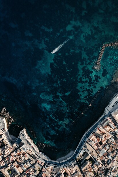 Ortigia, Siracusa, Italia. Le dimensioni contenute di Ortigia la rendono perfettamente a misura d’uomo e adatta per essere girata a piedi, per assaporare la sua atmosfera e perdersi nei quartieri in cui è suddivisa
