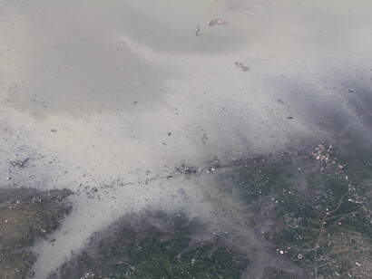 As águas da baía de Guanabara, uma pasta tóxica de tudo de podre que escoa dos rios