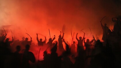 Homens armados celebram uma guerra, normalmente suportada por uma narrativa