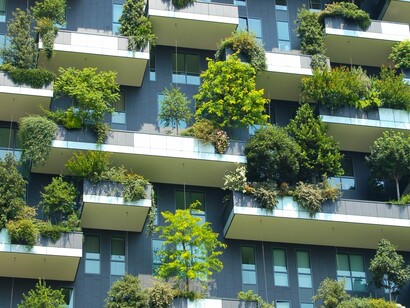 A utilização de “eco-materiais” e de soluções construtivas tradicionais contribuem para a promoção de um bom uso de materiais e de uma economia de recursos